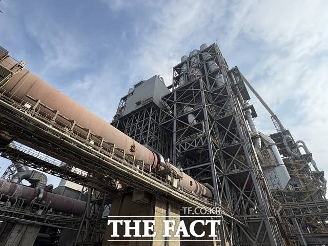 한일시멘트 영월공장은 최근 순환자원 투입 설비, 예열탑 개조 등 신환경 설비에 3000억원을 투자했다. /공미나 기자