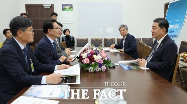 심덕섭 고창군수가 7일 김병기 더불어민주당 원내대표와 면담하고 서해안철도 국가계획 반영 등을 건의하고 있다 /고창군