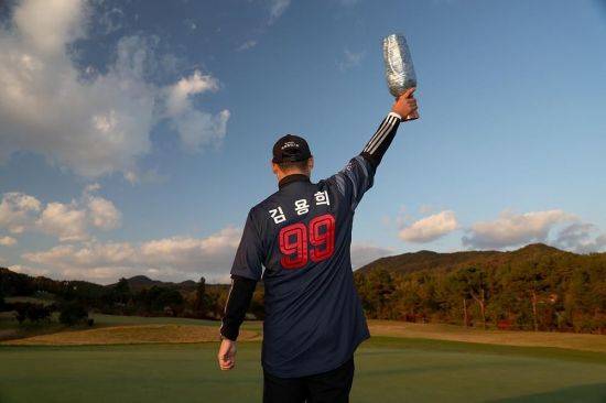 김재호가 KPGA 투어 렉서스 마스터즈 우승 직후 아버지인 김용희 롯데 자이언츠 2군 감독의 유니폼을 입고 환호하고 있다. KPGA 제공