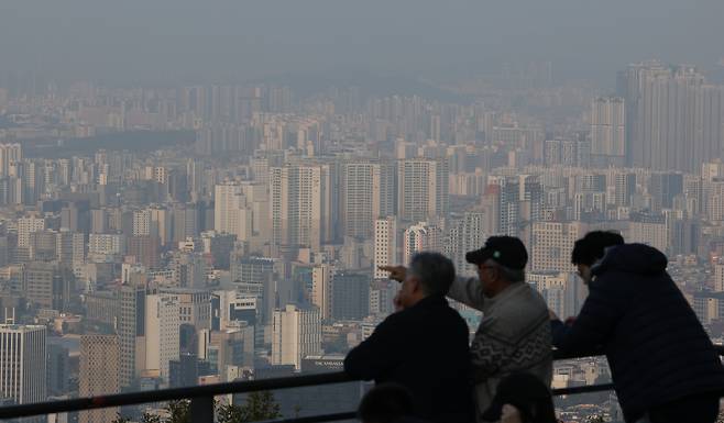 6일 오후 서울 남산타워에서 시민들이 아파트가 빽빽하게 들어선 도심을 바라보고 있다. 지난달 15일 서울 전역과 과천·성남 등 경기도 12개 시·구를 규제지역으로 묶는 초고강도 부동산 규제 방안이 발표되면서, 서울 아파트값은 최근 2주 연속 상승세가 둔화됐다. 다만 규제를 비켜간 구리, 동탄 등 경기 일부 지역은 이번 주 아파트값 상승률이 일주일 새 전주 대비 2~3배로 확대됐다./박성원 기자