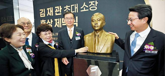 6일 대전 한국표준과학연구원에서 초대 표준연 소장을 지낸 고(故) 김재관 박사의 흉상 제막식이 열렸다. 김 박사의 배우자 양혜숙(왼쪽 셋째) 한국공연예술원 이사장과 아들 김원준(맨 오른쪽) 삼성글로벌리서치 대표가 흉상에 손을 얹고 있다./신현종 기자