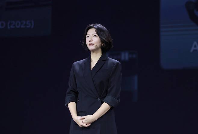 6일 서울 강남구 코엑스에서 열린 네이버 통합 콘퍼런스 ‘단(DAN) 25’에서 최수연 네이버 대표가 통합 AI 에이전트에 대해 설명하고 있다. 네이버 제공