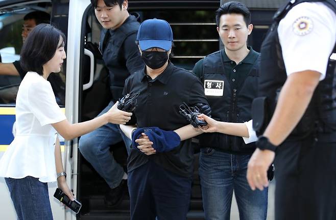 가상자산 예치업체 하루인베스트 대표에게 법정에서 흉기를 휘두른 혐의로 체포된 50대 남성 A씨가 지난해 8월 30일 오전 서울 양천구 서울남부지방법원에서 열린 구속 전 피의자 심문(영장실질심사)에 출석하고 있다. /사진=뉴스1