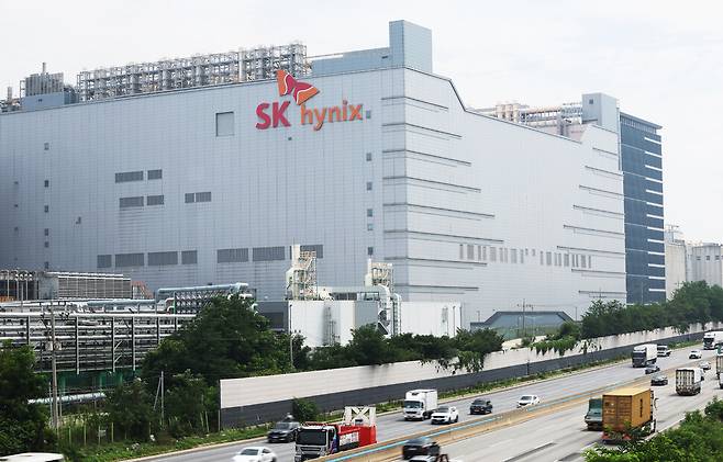 에스케이(SK)하이닉스는 고부가 제품인 고대역폭메모리(HBM) 5세대 HBM3E 12단 판매 확대에 힘입어 날개를 달고 있다. 경기도 이천시 SK하이닉스 본사 모습. 연합뉴스