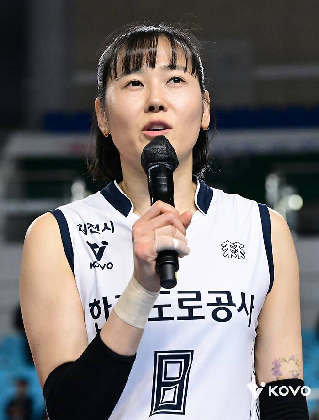 임명옥이 한국도로공사에서 활약하던 당시 팬들에게 인사하고 있다. 사진=KOVO