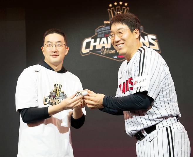 구광모(왼쪽) 구단주가 6일 열린 축승회에서 김현수에게 명품 시계를 전달하고 있다. 사진=구단 제공