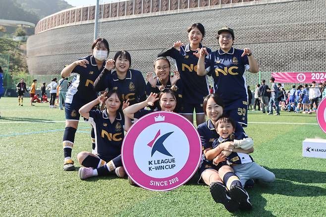 지난 9월 2025 K리그 퀸컵에 참가한 김예현 서울E 매니저(오른쪽 아래)와 선수단. 사진=본인 제공