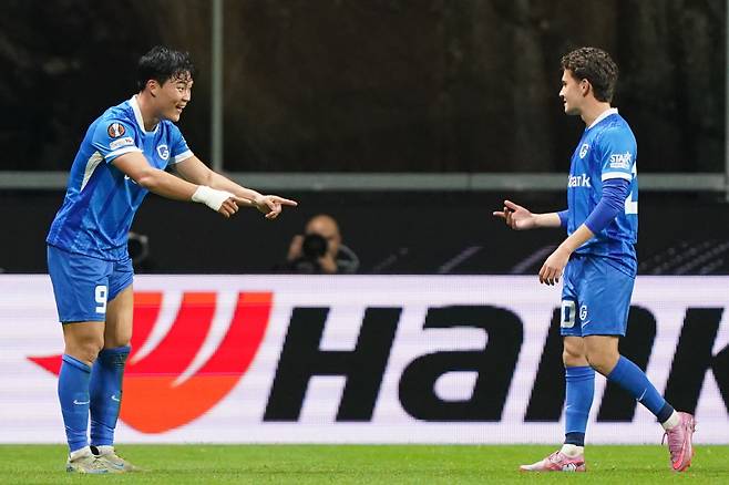 <yonhap photo-3922=""> epa12509289 Genk's Hyeongyu Oh (L) celebrates scoring the 1-3 goal during the UEFA Europa League soccer match between Sporting de Braga and KRC Genk, in Braga, Portugal, 06 November 2025. EPA/HUGO DELGADO/2025-11-07 06:46:09/ <저작권자 ⓒ 1980-2025 ㈜연합뉴스. 무단 전재 재배포 금지, AI 학습 및 활용 금지></yonhap>