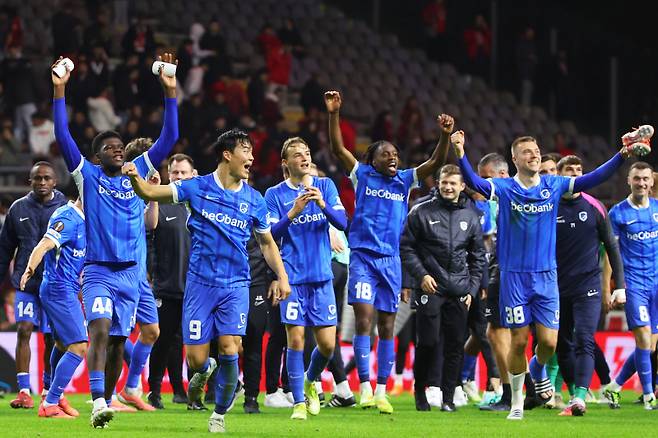 <yonhap photo-4105=""> Genk's Oh Hyeon-gyu, 2nd left, and his teammates celebrate at the the end of the Europa League opening phase soccer match between SC Braga and KRC Genk in Braga, Portugal, Thursday, Nov. 6, 2025. (AP Photo/Luis Vieira)/2025-11-07 07:12:02/ <저작권자 ⓒ 1980-2025 ㈜연합뉴스. 무단 전재 재배포 금지, AI 학습 및 활용 금지></yonhap>