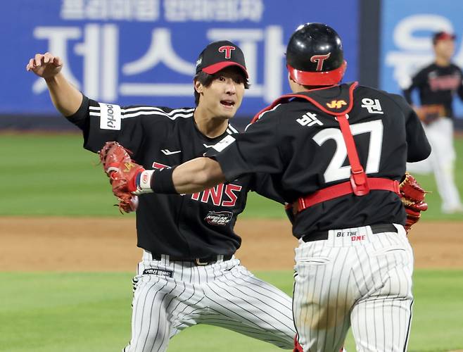 LG 이정용이 2023년 11월 10일 수원 KT위즈파크에서 열린 한국시리즈 3차전에서 8-7 짜릿한 역전승을 거둔 뒤 포수 박동원과 포옹하고 있다. 수원=정시종 기자 capa@edaily.co.kr /2023.11.10.