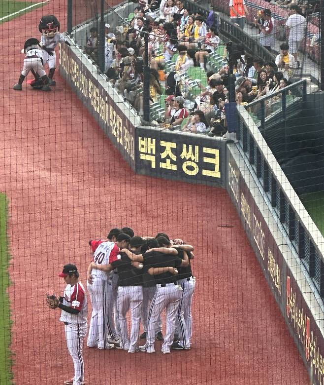 LG 불펜 투수들이 경기 전에 모여 어깨동무하고 있다. 이날 선수단은 이런 자세로 몇 걸음을 이동하며 장난쳤다. 잠실=이형석 기자