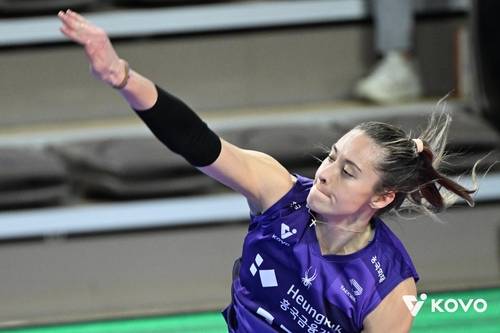 7일 경기도 화성종합체육관에서 열린 진에어 2025~26 V리그 여자부 IBK기업은행전에서 공격하는 레베카. KOVO