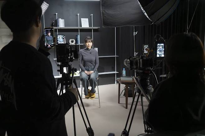 이채은 예비창업자가 제품 소개를 위한 영상 촬영에 임하고 있다 / 출처=IT동아