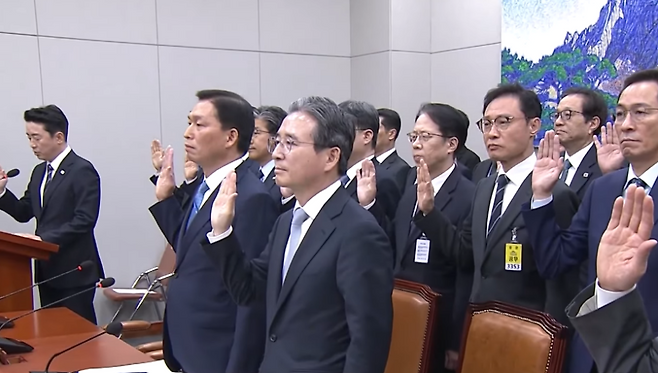 강훈식 대통령비서실장(왼쪽)을 비롯한 대통령실관계자들이 6일 국회운영위원회의 대통령비서실 등에 대한 국정감사에서 증인선서를 하고 있다.