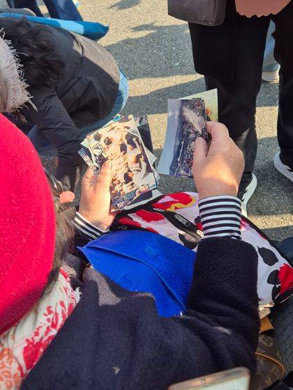 7일 오전 9시40분 서울 서초구 서울중앙지방법원 정문에서 5·18 성폭력 피해자 모임 ‘열매’의 기자회견이 끝난 후, 성폭력 피해자 성수남씨가 5·18민주화운동 당시 본인이 찍었던 사진을 보여주고 있다. 오소영 기자