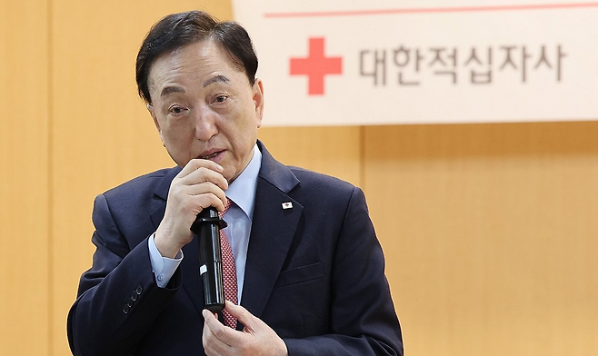 김철수 대한적십자사 회장이 지난 1월7일 오전 서울 중구 대한적십자사 서울사무소에서 열린 이승기 대한적십자사 홍보대사 위촉식에서 축사하고 있다. 연합뉴스