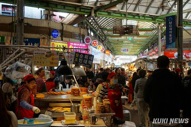 6일 오후 서울 종로구 광장시장 노점 사이에서 시민들이 오가고 있다. 노유지 기자