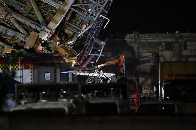 6일 오후 울산시 남구 용잠동 한국동서발전 울산발전본부 울산화력발전소 보일러 타워 붕괴 사고 현장에서 야간작업이 이어지고 있다. 이 사고로 2명이 구조됐고 7명이 매몰된 것으로 추정된다. 연합뉴스