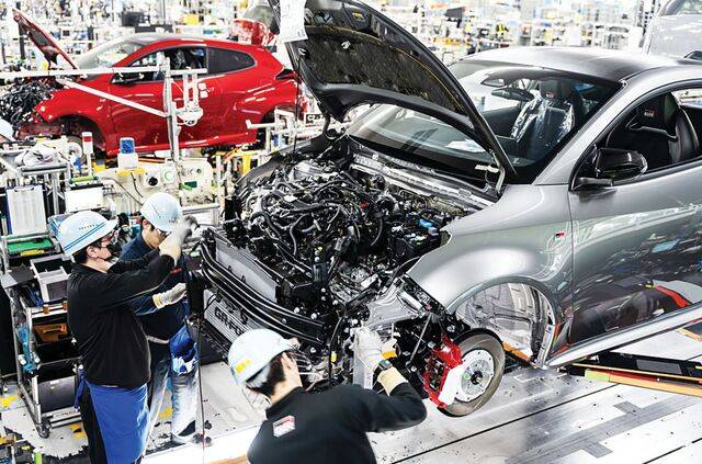 일본 토요타시 '토요타 테크니컬센터 시모야마'의 GR팩토리에서 작업자 3명이 차량을 조립하고 있다. 한국자동차기자협회 제공