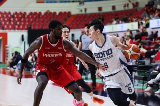 돌파하는 이정현(오른쪽) / 사진=KBL 제공. 연합뉴스