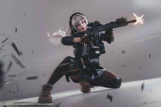 '게이트 오브 게이츠'의 카라 코스프레, 모델 아자 미유코. 자료 제공 : 웹젠