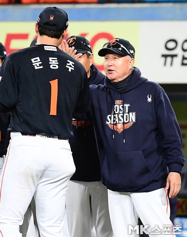 21일 오후 대구삼성라이온즈파크에서 열린 ‘2025 신한 SOL Bank KBO 포스트시즌’ 한화 이글스와 삼성 라이온즈의 플레이오프(5전 3선승제) 3차전에서 한화가 4이닝 무실점 호투를 펼친 문동주의 활약을 앞세워 5-4 승리를 거뒀다. 노시환은 5회 재역전 투런홈런으로 승리의 힘을 보탰다. 한화 김경문 감독과 문동주가 승리의 기쁨을 나누고 있다. 사진=김영구 기자