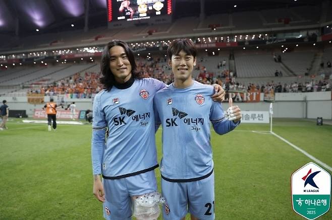 김동준(사진 왼쪽), 안찬기. 사진=한국프로축구연맹