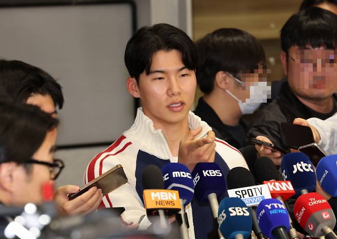 한국인 야수 최초 월드시리즈를 제패한 LA 다저스 김혜성이 귀국한 가운데, 돌발 상황으로 인터뷰를 중단하는 사태가 발생했다. /사진=뉴시스