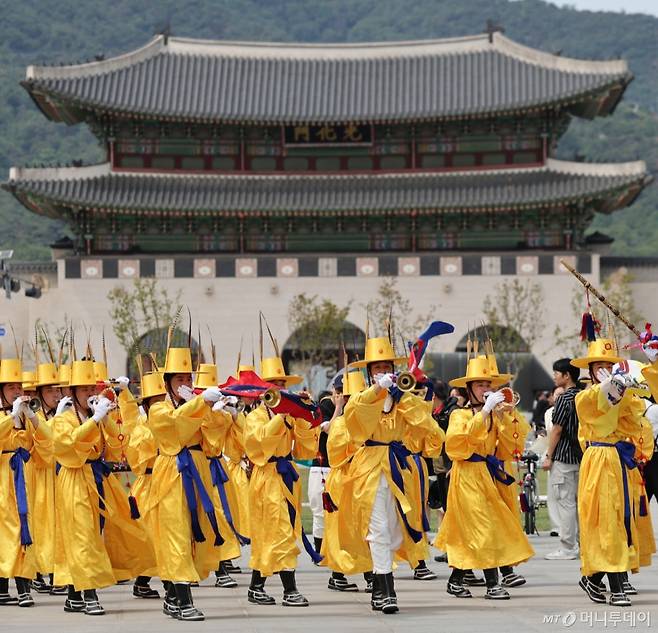 지난 6월5일 오후 서울 종로구 광화문광장에서 열린 '여민락 대축제' 국악의 날 기념 퍼레이드에서 국방부 군악대대 전통악대가 악기를 연주하고 있다. / 사진=뉴스1