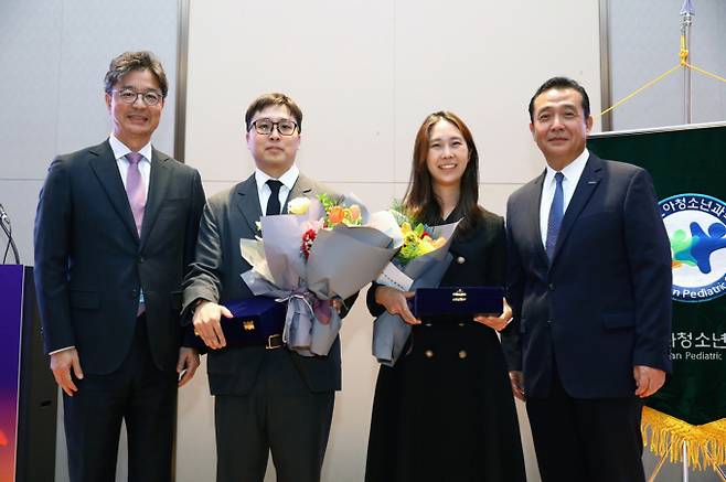 ‘2025 두산연강 소아청소년과 학술상’ 시상식에서 참석자들이 기념촬영을 하고 있다. 김한석 대한소아청소년과학회 이사장, 서은섭 지니너스 책임연구원, 이다혜 중앙대학교병원 조교수, 이원재 두산연강재단 대표이사. /사진=두산