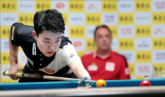두 개 대회 연속 우승에 도전 중인 김영원이 128강에서 조병욱을 잡았다. 사진은 하림에서 활약 중인 김영원. /사진=프로당구협회(PBA) 제공