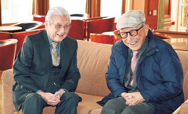 ‘106세 스승’ 김형석(오른쪽) 철학자가 ‘94세 제자’ 조중건 대한항공 고문과 포즈를 취하며 “누가 젊어 보여요?”라고 농담을 던졌다. 그가 “비슷하지요?”라며 파안대소하자 제자도 환하게 웃었다. 곽성호 기자