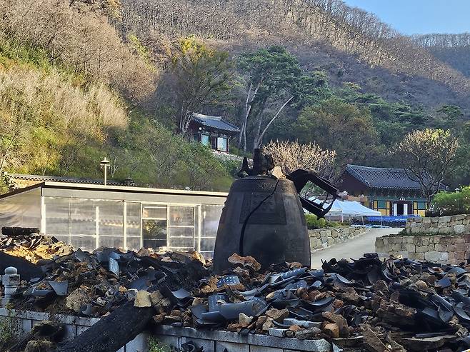 2일 경북 의성 고운사 건물이 전소돼 흔적만 남아 있다. 김광우 기자.