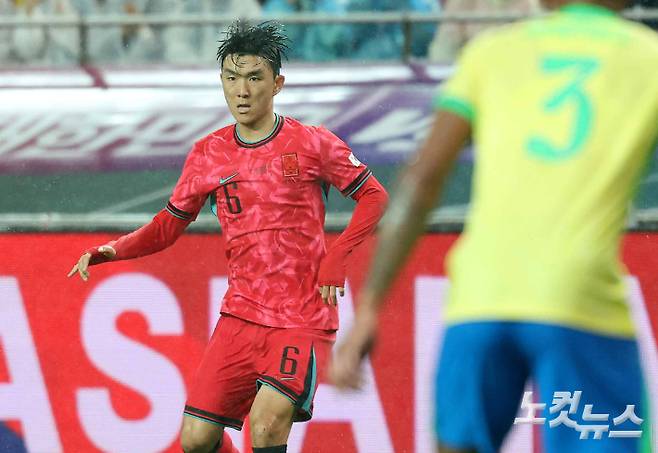 지난 10월 10일 서울월드컵경기장에서 열린 축구 국가대표팀 친선경기 대한민국과 브라질의 경기에서 황인범이 패스하고 있다. 박종민 기자