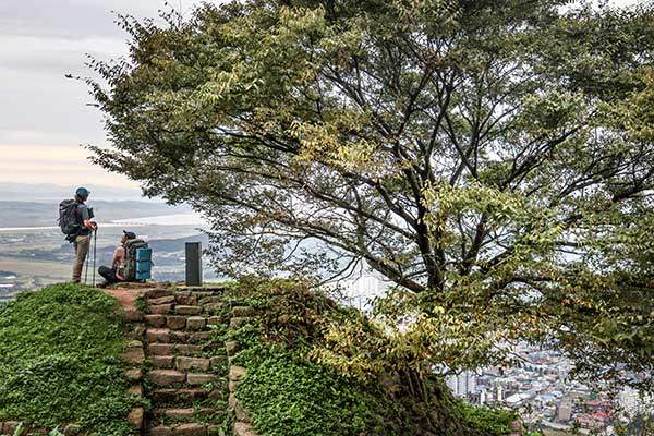 ¹éÈ»ê Á¤»óÀÇ ºÀ¼ö´ë´Â ¸¶Ä¡ ¿µÈÀÇ ÇÑ Àå¸é °°Àº ¸ð½ÀÀ» Çϰí ÀÖ´Ù. À§¿¡ ¼¸é ÅÂ¾È À¾³»°¡ ÇÑ´«¿¡ º¸ÀδÙ. ¸ñÀûÁöÀÎ ¾È¸éµµµµ ¾Æ½º¶óÇÏ´Ù.