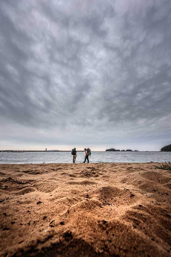 몽산포항에 있는 작은 해변에서 안목도(오른쪽 섬)를 바라본다.