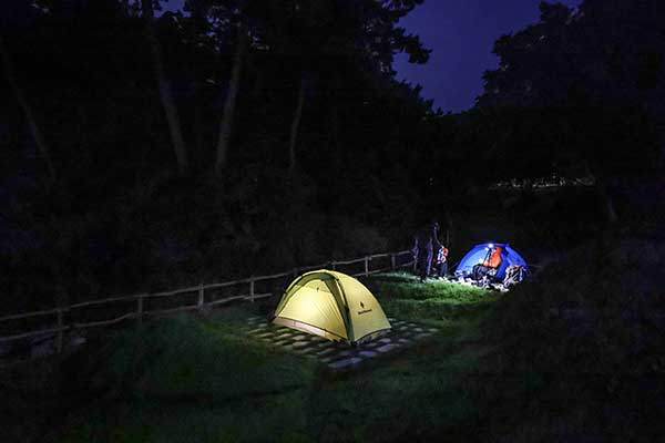 흥주사 대피소. 예약제로 운영되기 때문에 산림청 예약사이트 숲나들e에서 동서트레일 패스 발급 후 예약하고 이용해야 한다.