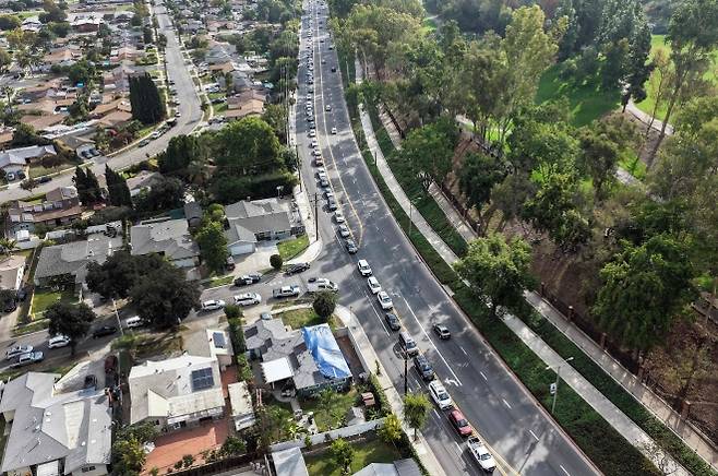 식량 배급 기다리는 美 차량 행렬 - 5일(현지시간) 미국 캘리포니아주 로스앤젤레스(LA)에서 식량을 배급받기 위해 차량 행렬이 길게 늘어서 있다. 미 연방정부 셧다운이 장기화하면서 보충영양지원프로그램(SNAP)과 캘리포니아주 식품보조 프로그램(CalFresh)에 따른 식품 보조금 지급이 지연되자 이를 보조하기 위해 드라이브스루 식량 배급이 실시되고 있다. 로스앤젤레스 AFP 연합뉴스