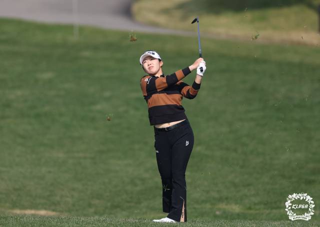 아이언 샷을 하고 있는 김수지. 사진 제공=KLPGA