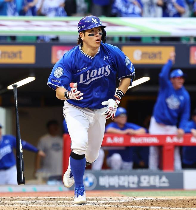 삼성 강민호는 어느덧 4번째 FA를 앞두고 있다. 강민호가 이번에도 FA 계약을 성사시키면 KBO 역사상 최초로 4번째 FA 계약을 만든 선수가 된다. 더불어 FA 200억 원 클럽에도 가입할 전망이다. 뉴시스