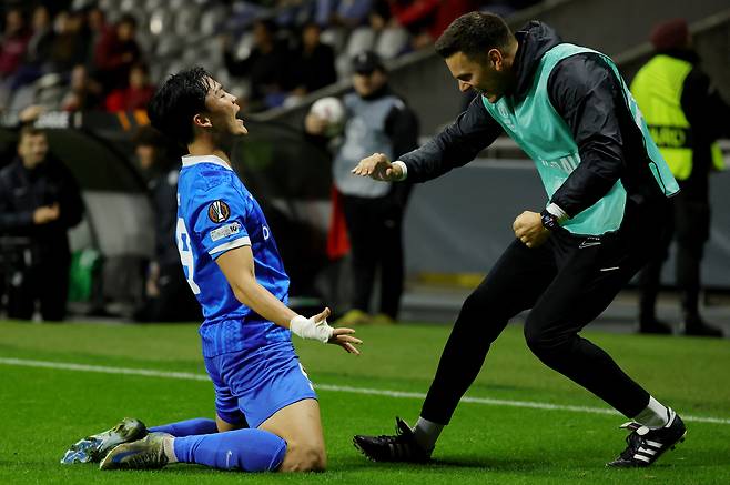 헹크 오현규가 7일 유로파리그 브라가전에서 골을 넣은 뒤 무릎을 꿇고 기뻐하고 있다. 로이터연합뉴스