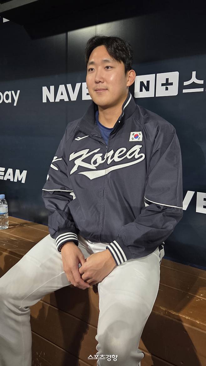 LG 손주영이 7일 고척스카이돔에서 국가대표팀 훈련을 마치고 인터뷰하고 있다. 유새슬 기자