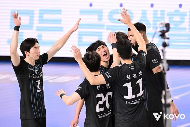 현대캐피탈 선수들이 7일 천안유관순체육관에서 열린 진에어 2025~2026 프로배구 V-리그 남자부 경기 우리카드전에서 득점에 성공한 뒤 기뻐하고 있다. /사진=한국배구연맹(KOVO) 제공