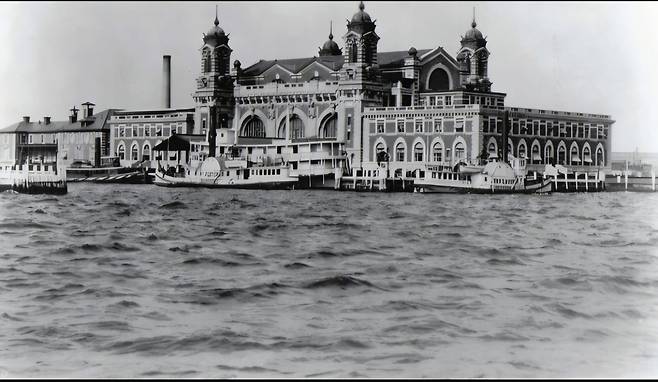 엘리스섬에 있었던 미 이민국 모습. 자유의 여신상과 엘리스섬재단 자료