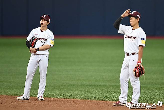 5일 오후 서울 구로구 고척스카이돔에서 열린 '2021 신한은행 SOL KBO리그' SSG 랜더스와 키움 히어로즈의 경기, 6회초 2사 1,3루 키움 유격수 김혜성과 2루수 송성문이 각각 실책을 1개씩 저지른 가운데 아쉬워하며 투수 교체를 지켜보고 있다. 엑스포츠뉴스 DB