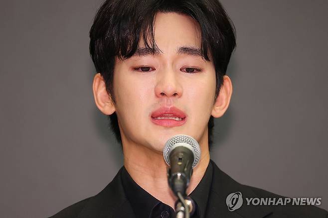 눈물 흘리는 김수현 (서울=연합뉴스) 진연수 기자 = 배우 김수현이 지난 3월 31일 오후 서울 마포구 스탠포드 호텔에서 미성년자였던 배우 고 김새론과 교제했다는 의혹과 관련해 입장발표 기자회견을 하고 있다. 2025.11.7 jin90@yna.co.kr