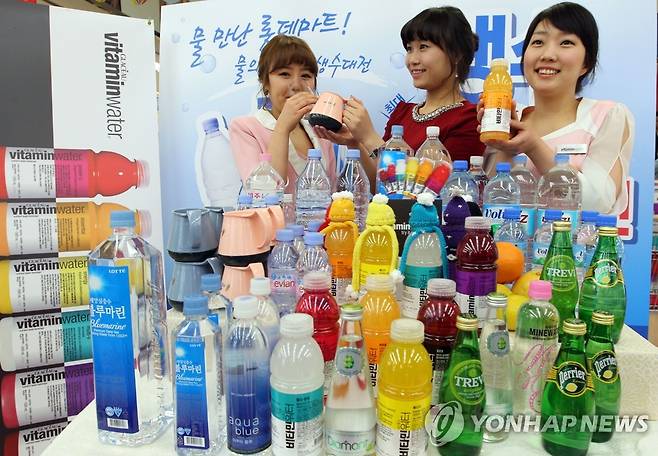 평범한 생수는 가라! (서울=연합뉴스) 이정훈 기자 = 21일 오전 롯데마트 서울역점에서 직원들이 해양심층수와 비타민 워터 등 기능성 생수를 선보이고 있다. 물의 날(22일)을 맞아 롯데마트는 기능성 생수를 24일까지 최대 30% 할인된 가격으로 판매한다. 2010.3.21 uwg806@yna.co.kr