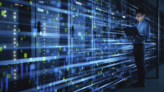 전문가들은 AI가 많은 불확실성과 변동성을 가지고 있음에도 ‘선택이 아니라 생존의 문제’라고 말한다. 산업 전반이 AI 기반으로 재편되는 지금, 기술 주도권을 잃는 나라는 곧 종속될 수 있기 때문이다. /클립아트코리아 제공