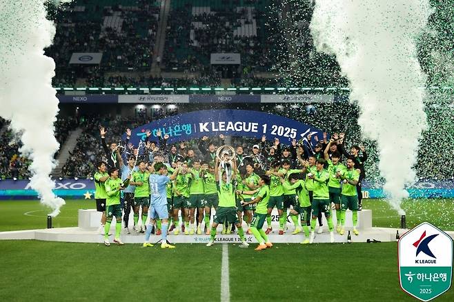 K리그1 10회 우승을 축하하는 전북 현대. (한국프로축구연맹 제공)