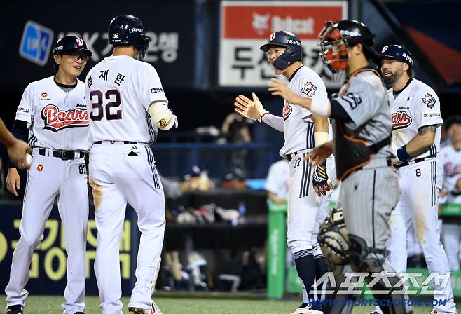 25일 잠실야구장에서 열린 한화와 두산의 경기, 5회말 1사 1,3루 두산 김재환이 3점홈런을 치고 박지훈, 케이브의 환영을 받고 있다. 잠실=허상욱 기자wook@sportschosun.com/2025.09.25/